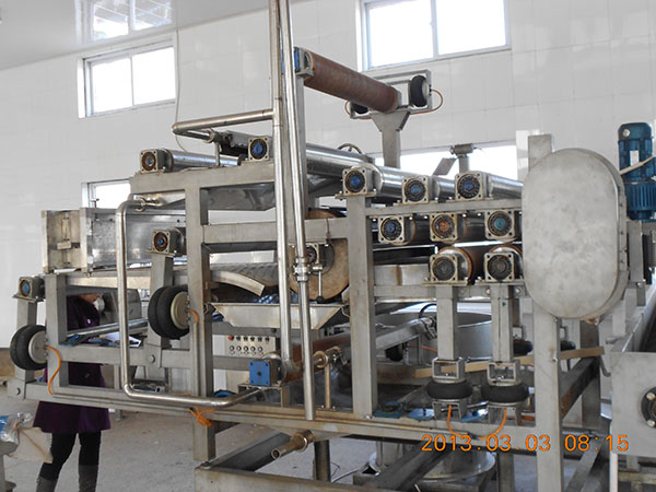 酒槽廢渣脫水機(jī)使用現(xiàn)場