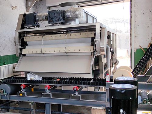 高壓帶式深度脫水機(jī)-輝南縣市政污泥處理現(xiàn)場